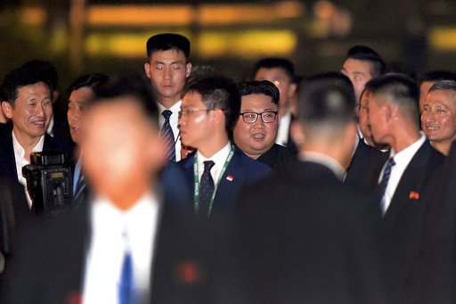 Ο Κιμ αιφνιδίασε: Βγήκε για βραδινή βόλτα στη Σιγκαπούρη [εικόνες & βίντεο] | iefimerida.gr 1