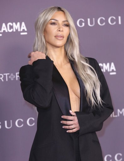 Η Κιμ Καρντάσιαν έκανε... αφόρητα σέξι ένα αυστηρό σμόκιν [εικόνες] | iefimerida.gr 1