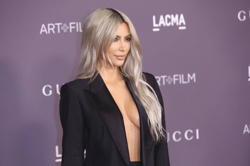 Η Κιμ Καρντάσιαν έκανε... αφόρητα σέξι ένα αυστηρό σμόκιν [εικόνες] | iefimerida.gr 2