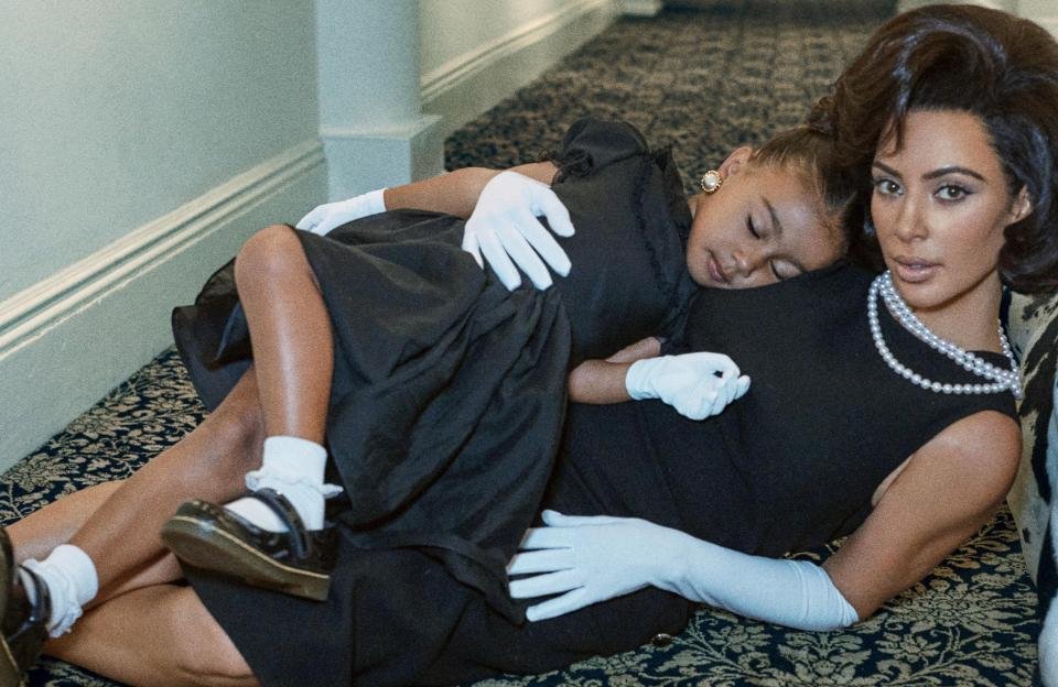 Η Κιμ Καρντάσιαν πόζαρε σαν Τζάκι Κένεντι και προκάλεσε σάλο στην Αμερική [εικόνες] | iefimerida.gr 10