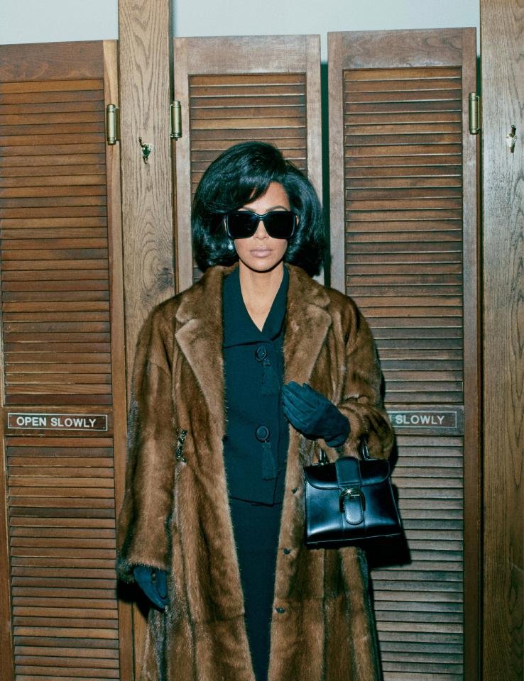 Η Κιμ Καρντάσιαν πόζαρε σαν Τζάκι Κένεντι και προκάλεσε σάλο στην Αμερική [εικόνες] | iefimerida.gr 12