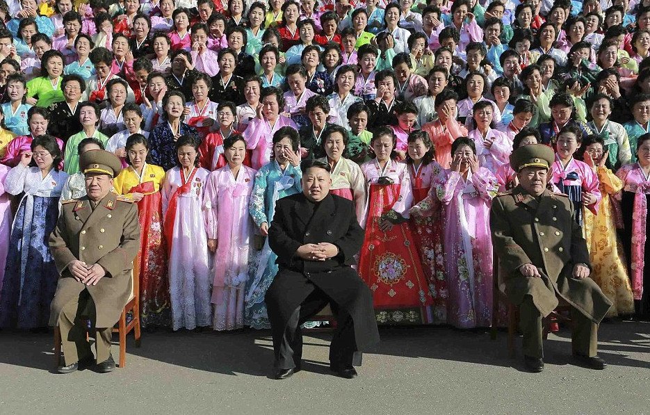 Ο... Κλούνεϊ της Βόρειας Κορέας -Οι γυναίκες κλαίνε και ριγούν μόλις βρεθούν δίπλα στον Κιμ Γιονγκ Ουν [εικόνες] | iefimerida.gr 0