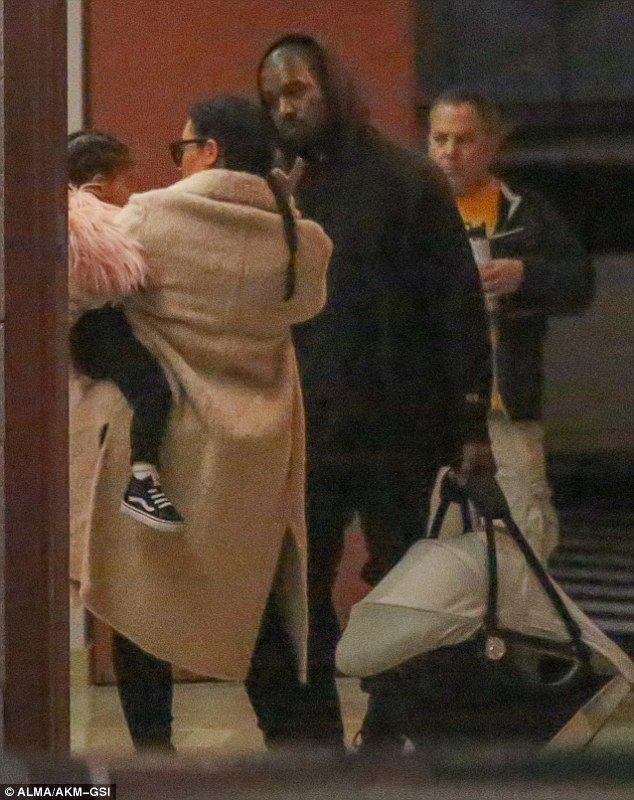 Η πρώτη εμφάνιση της Κιμ Καρντάσιαν με τα δύο της παιδιά [εικόνες] | iefimerida.gr 1