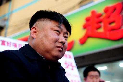 Ο Κιμ Γιονγκ Ουν ψήνει κρέας στους δρόμους της Κίνας -Ο μικροπωλητής σωσίας του ηγέτη της Κορέας [εικόνες] | iefimerida.gr 2