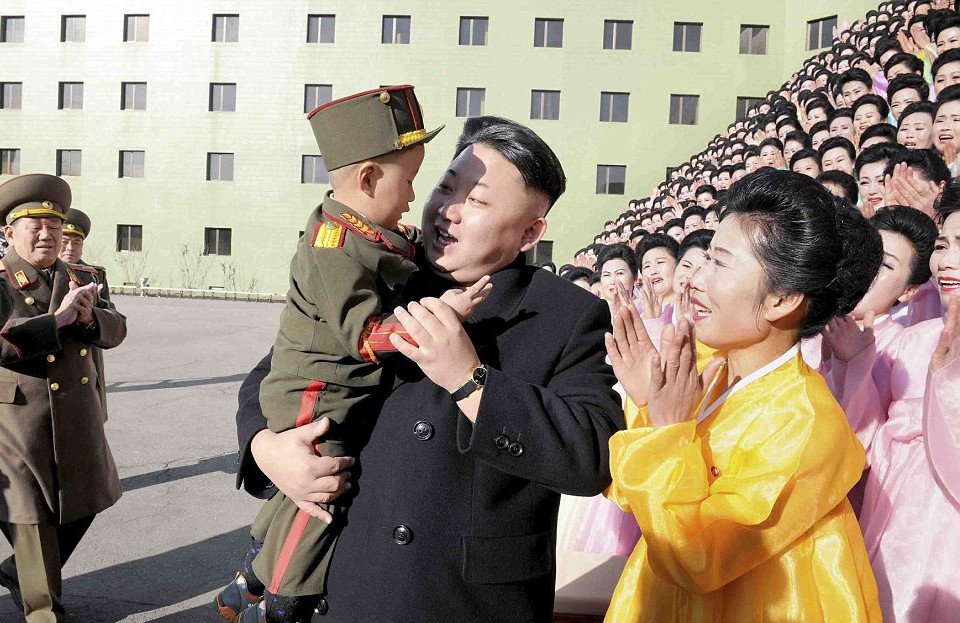 Ο... Κλούνεϊ της Βόρειας Κορέας -Οι γυναίκες κλαίνε και ριγούν μόλις βρεθούν δίπλα στον Κιμ Γιονγκ Ουν [εικόνες] | iefimerida.gr 1