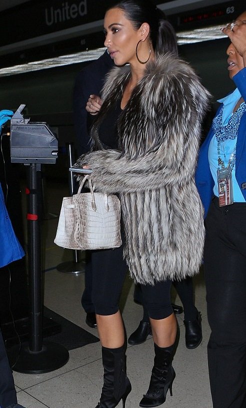 Εγδυσαν την Κιμ Καρντάσιαν στο αεροδρόμιο για έλεγχο [εικόνες] | iefimerida.gr 1