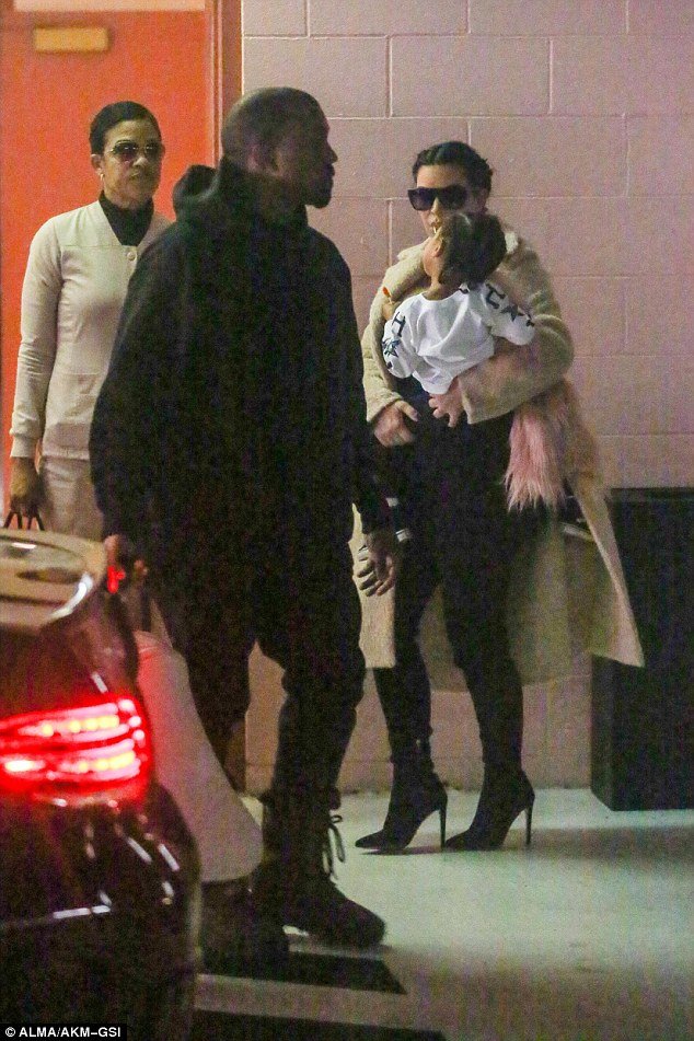 Η πρώτη εμφάνιση της Κιμ Καρντάσιαν με τα δύο της παιδιά [εικόνες] | iefimerida.gr 3