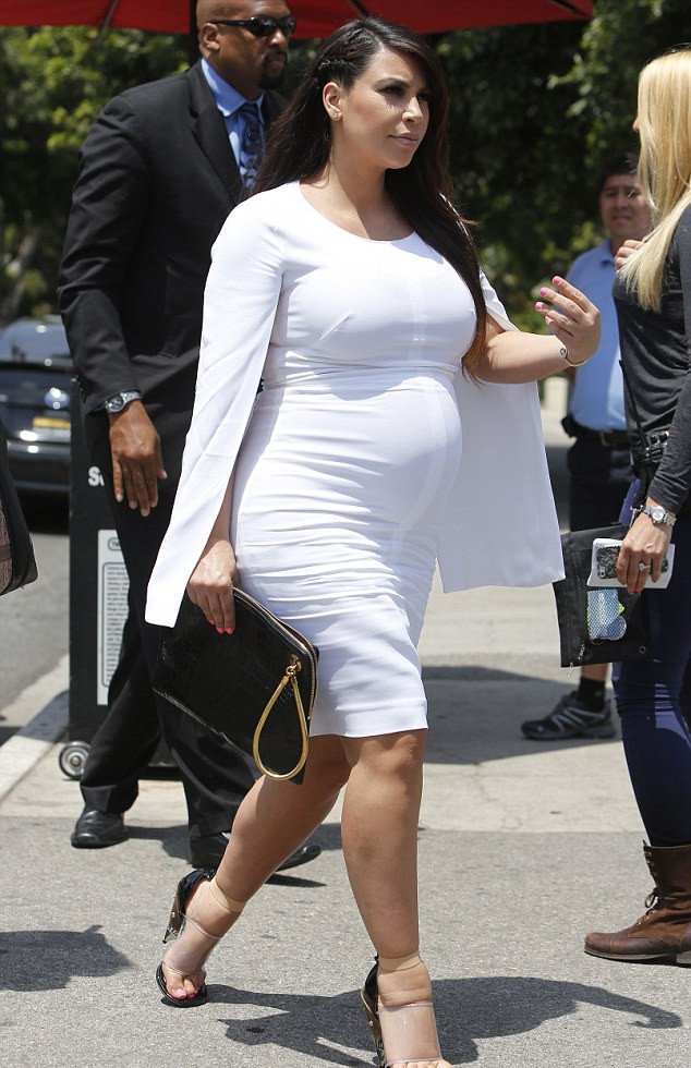 Το μάξι φόρεμα της Κιμ Καρντάσιαν αδυνατεί να συγκρατήσει τα «κάλλη» της [εικόνες]  | iefimerida.gr 0