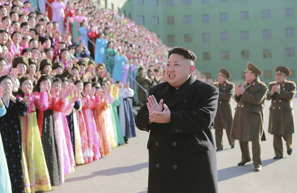 Ο... Κλούνεϊ της Βόρειας Κορέας -Οι γυναίκες κλαίνε και ριγούν μόλις βρεθούν δίπλα στον Κιμ Γιονγκ Ουν [εικόνες] | iefimerida.gr 2