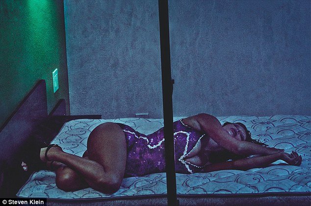 Η Καρντάσιαν σπάει ξανά το ίντερντετ -Ολόγυμνη, αλειμμένη με λάδι [εικόνες] | iefimerida.gr 2