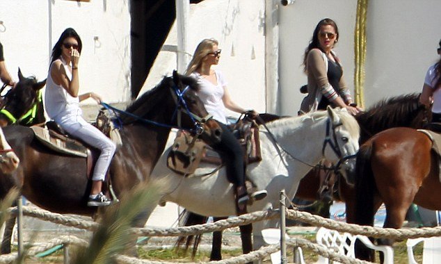 Το μάξι φόρεμα της Κιμ Καρντάσιαν αδυνατεί να συγκρατήσει τα «κάλλη» της [εικόνες]  | iefimerida.gr 1