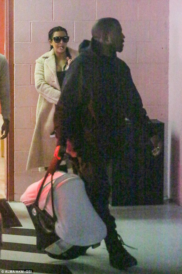 Η πρώτη εμφάνιση της Κιμ Καρντάσιαν με τα δύο της παιδιά [εικόνες] | iefimerida.gr 2