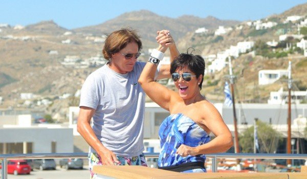 Το μάξι φόρεμα της Κιμ Καρντάσιαν αδυνατεί να συγκρατήσει τα «κάλλη» της [εικόνες]  | iefimerida.gr 2