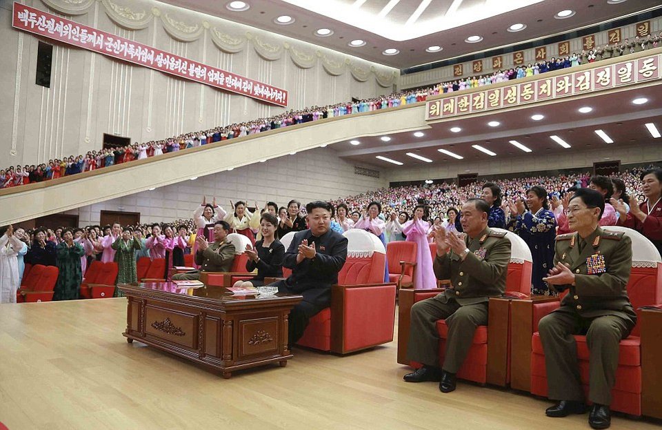 Ο... Κλούνεϊ της Βόρειας Κορέας -Οι γυναίκες κλαίνε και ριγούν μόλις βρεθούν δίπλα στον Κιμ Γιονγκ Ουν [εικόνες] | iefimerida.gr 3