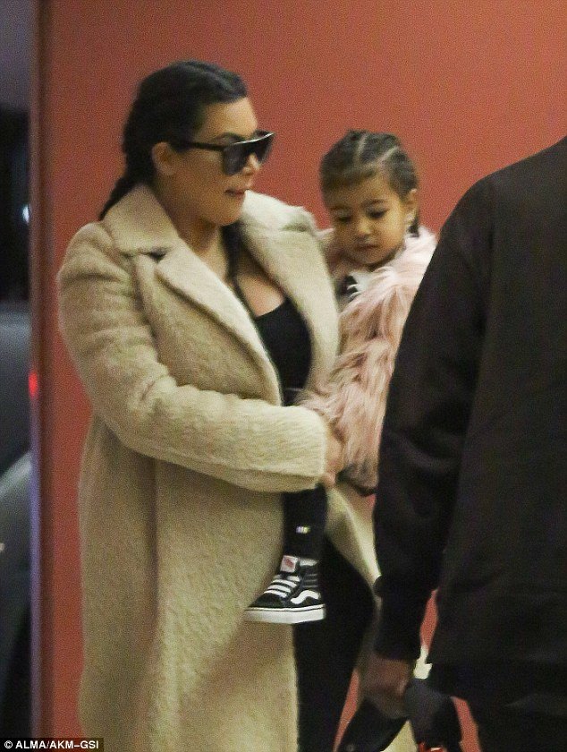 Η πρώτη εμφάνιση της Κιμ Καρντάσιαν με τα δύο της παιδιά [εικόνες] | iefimerida.gr 4