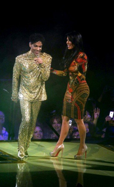 Οταν ο Prince πέταξε την Κιμ Καρντάσιαν από τη σκηνή [βίντεο] | iefimerida.gr 1