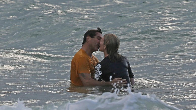 «Καυτά» φιλιά της 62χρονης Κιμ Μπέισινγκερ με τον κομμωτή της [εικόνες]  | iefimerida.gr 7