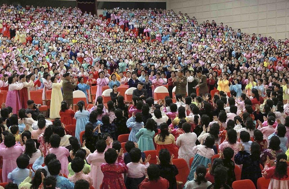 Ο... Κλούνεϊ της Βόρειας Κορέας -Οι γυναίκες κλαίνε και ριγούν μόλις βρεθούν δίπλα στον Κιμ Γιονγκ Ουν [εικόνες] | iefimerida.gr 4