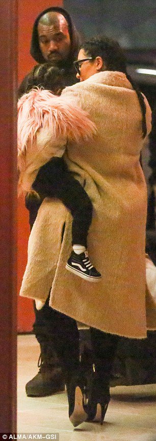 Η πρώτη εμφάνιση της Κιμ Καρντάσιαν με τα δύο της παιδιά [εικόνες] | iefimerida.gr 5