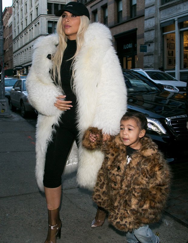 Η Κιμ Καρντάσιαν στέλνει μήνυμα ενώ το παιδί της σωριάζεται [εικόνες] | iefimerida.gr 2