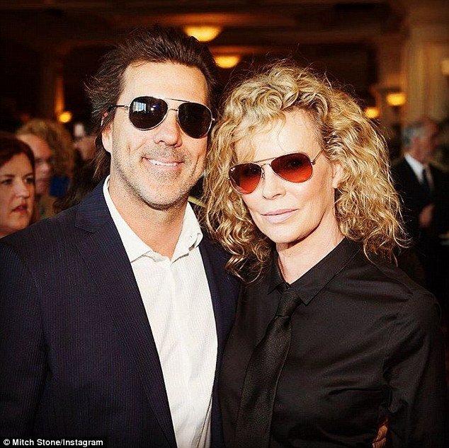 «Καυτά» φιλιά της 62χρονης Κιμ Μπέισινγκερ με τον κομμωτή της [εικόνες]  | iefimerida.gr 8