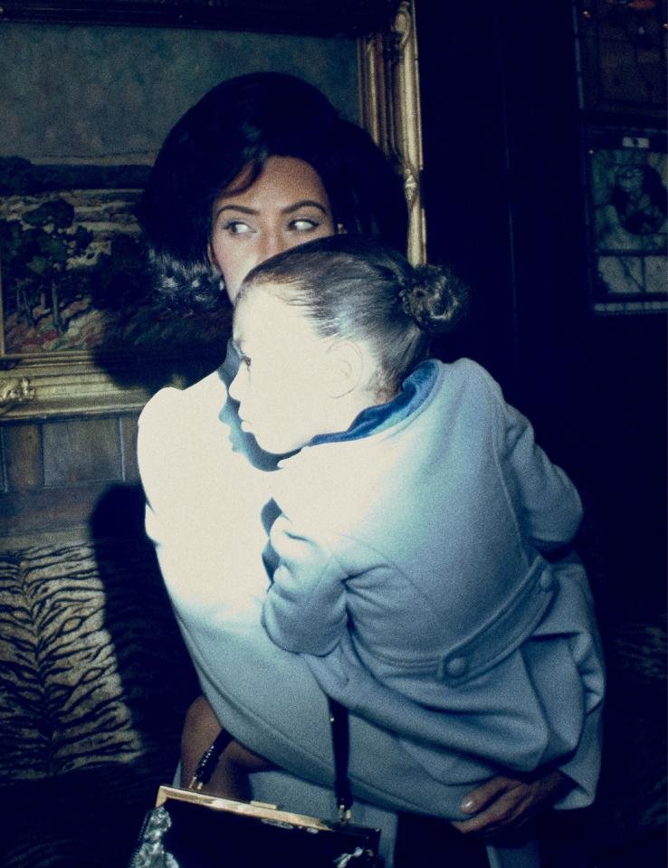 Η Κιμ Καρντάσιαν πόζαρε σαν Τζάκι Κένεντι και προκάλεσε σάλο στην Αμερική [εικόνες] | iefimerida.gr 5