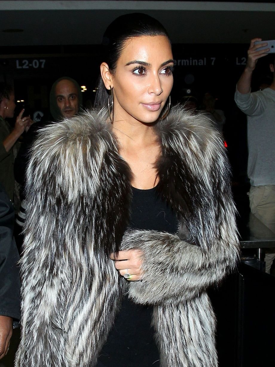 Η Καρντάσιαν με γούνινο μπικίνι [εικόνες] | iefimerida.gr 2