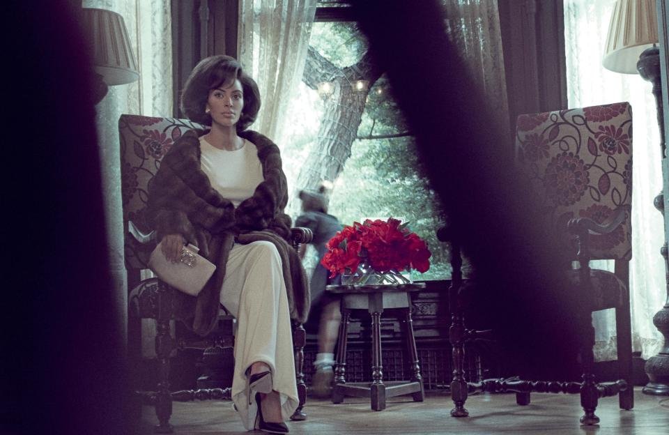 Η Κιμ Καρντάσιαν πόζαρε σαν Τζάκι Κένεντι και προκάλεσε σάλο στην Αμερική [εικόνες] | iefimerida.gr 6