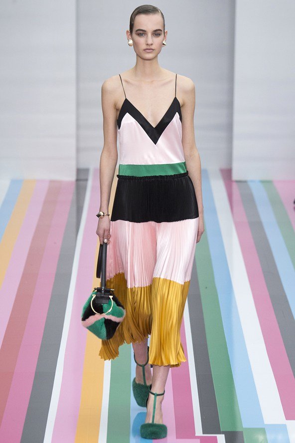 Γιατί ο Ferragamo βάζει μικροτσίπ στα τακούνια και στις τσάντες του -Στη νέα συλλογή fall/winter 2016 [εικόνες] | iefimerida.gr 2