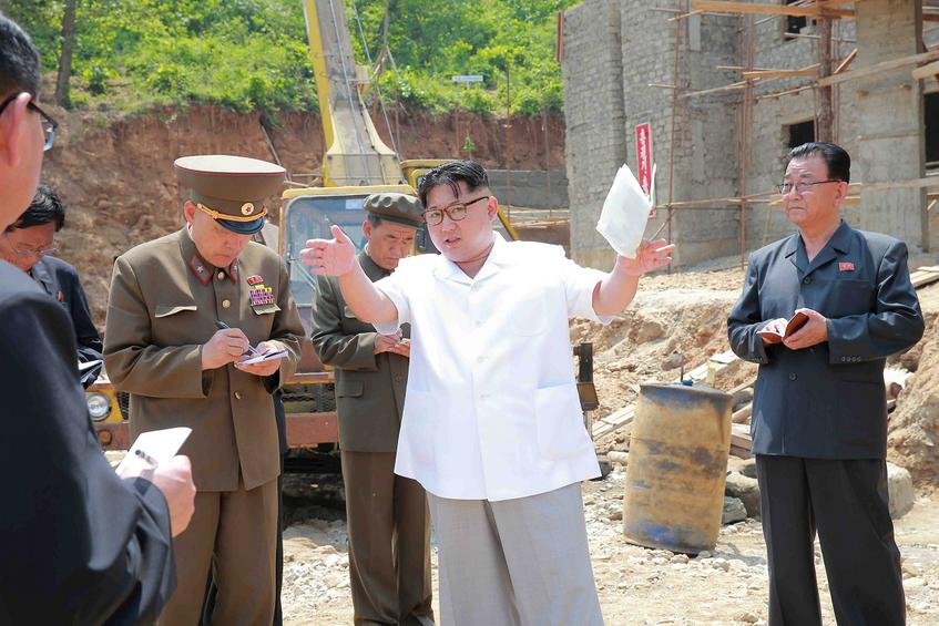 Έβγαλε την στολή ο Κιμ Γιονγκ Ουν -Με κάζουαλ εμφάνιση σε εργοτάξιο [εικόνες] | iefimerida.gr 1