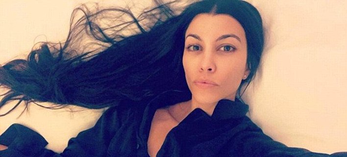 H Κόρτνεϊ Καρντάσιαν χωρίς μακιγιάζ -Ποζάρει στο κρεβάτι της [εικόνα] | iefimerida.gr 0