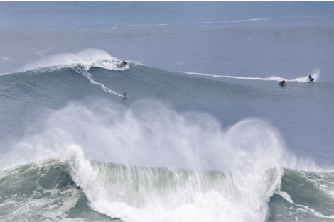 Το ψαροχώρι της Πορτογαλίας όπου σκάνε τα μεγαλύτερα κύματα του κόσμου -Σέρφερς πάνω σε «γλώσσες» νερού ύψους 30 μέτρων [εικόνες] | iefimerida.gr 0