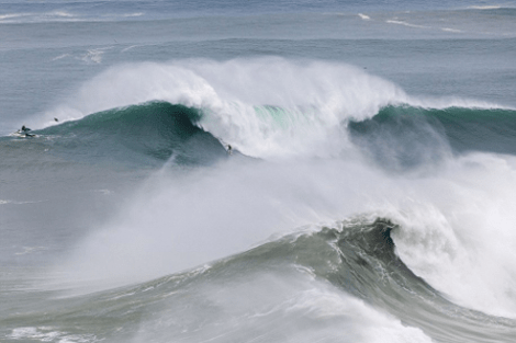 Το ψαροχώρι της Πορτογαλίας όπου σκάνε τα μεγαλύτερα κύματα του κόσμου -Σέρφερς πάνω σε «γλώσσες» νερού ύψους 30 μέτρων [εικόνες] | iefimerida.gr 1