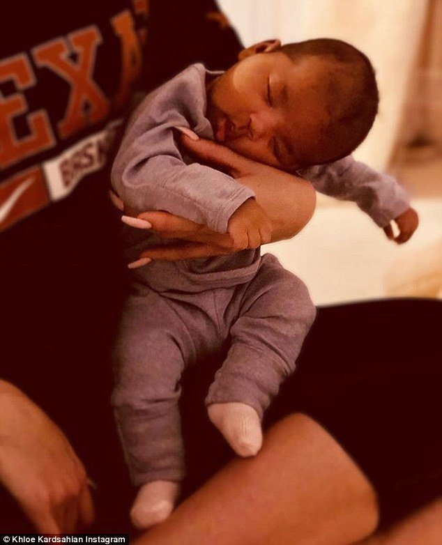  «Θα του έσπαγες τον αυχένα»- Σάλος με φωτογραφία της Κλόε Καρντάσιαν που κρατά άγαρμπα το μωρό της [εικόνες] | iefimerida.gr 0