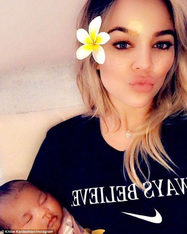  «Θα του έσπαγες τον αυχένα»- Σάλος με φωτογραφία της Κλόε Καρντάσιαν που κρατά άγαρμπα το μωρό της [εικόνες] | iefimerida.gr 2