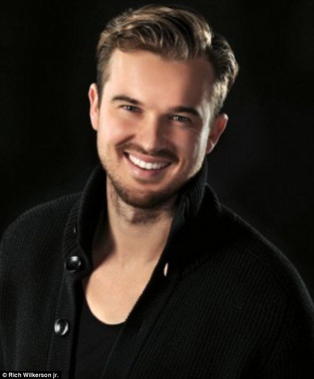 Ο πάστορας που πάντρεψε την Κιμ Καρντάσιαν μοιάζει με... ποπ σταρ -Μαγνήτισε όλα τα βλέμματα [εικόνες] | iefimerida.gr 1