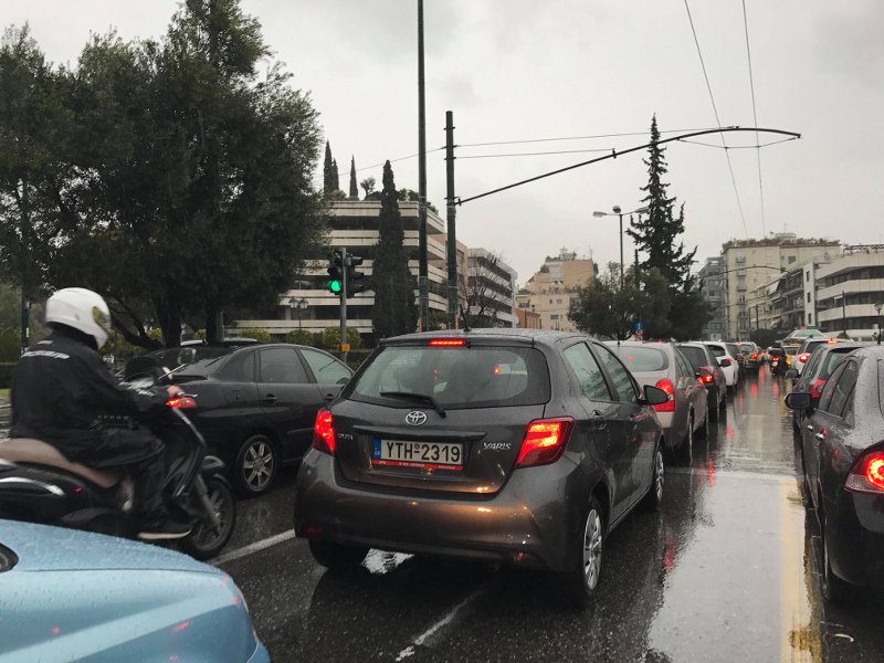 Αυξημένη κίνηση στους δρόμους της Αθήνας εξαιτίας της βροχής [εικόνες & βίντεο] | iefimerida.gr 1