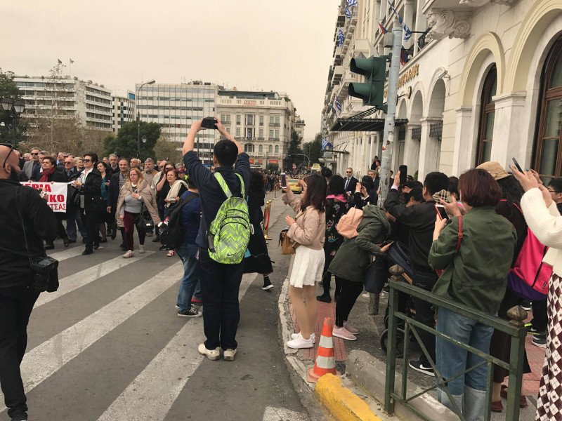 Κινέζοι τουρίστες τα 'χασαν με την πορεία των συνταξιούχων -Αρχισαν να τραβούν βίντεο [εικόνες] | iefimerida.gr 1