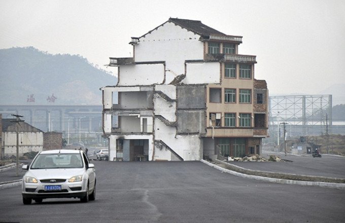 Αυτό θα πει να μένεις κυριολεκτικά στη μέση του δρόμου [εικόνες] | iefimerida.gr 1