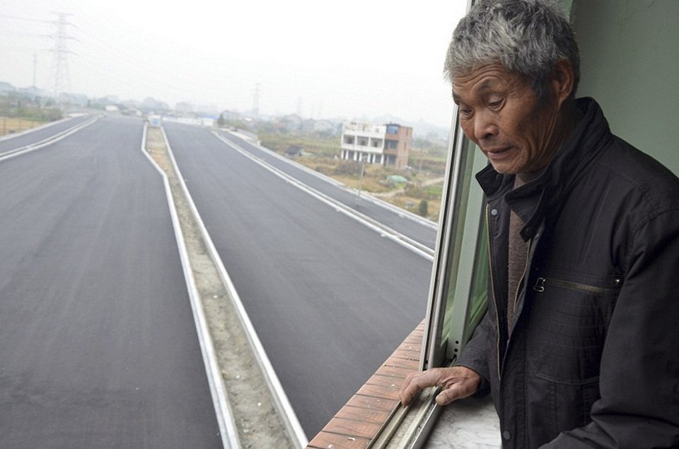 Αυτό θα πει να μένεις κυριολεκτικά στη μέση του δρόμου [εικόνες] | iefimerida.gr 2