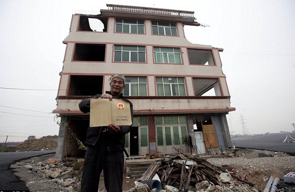 Αυτό θα πει να μένεις κυριολεκτικά στη μέση του δρόμου [εικόνες] | iefimerida.gr 3