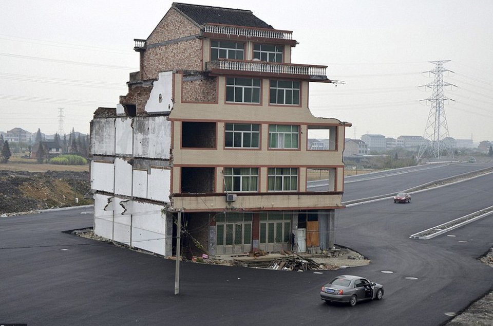 Αυτό θα πει να μένεις κυριολεκτικά στη μέση του δρόμου [εικόνες] | iefimerida.gr 0