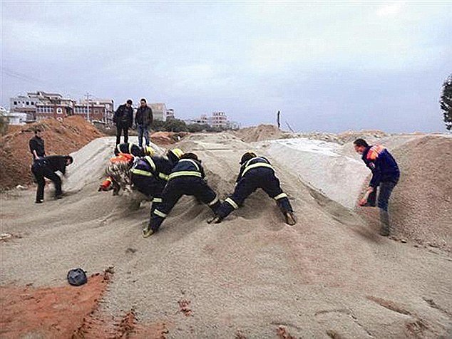 Σπαρακτικό: Πατέρας αγκαλιάζει τον 6χρονο γιο του που θάφτηκε ζωντανός ενώ έφτιαχνε πύργους στην άμμο [εικόνες] | iefimerida.gr 1