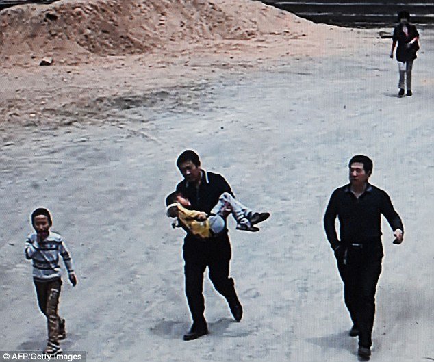 Καρέ -καρέ η συγκλονιστική στιγμή που ένας άνδρας επιτίθεται με μπαλτά σε παιδιά Δημοτικού [εικόνες&βίντεο] | iefimerida.gr 0