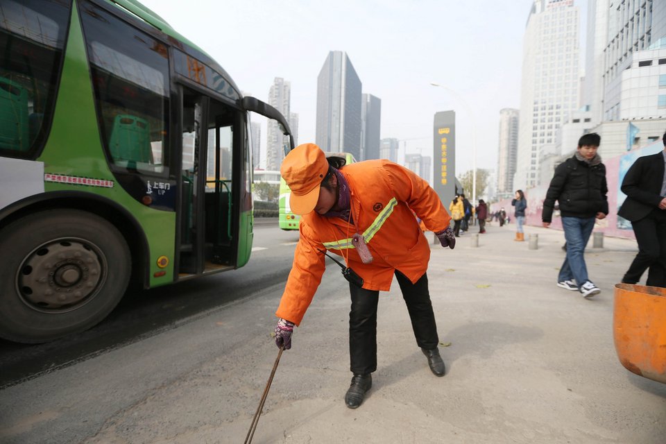 Ζάμπλουτη εργάζεται ως... καθαρίστρια για να δώσει το καλό παράδειγμα στα παιδιά της [εικόνες] | iefimerida.gr 1