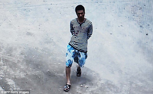 Καρέ -καρέ η συγκλονιστική στιγμή που ένας άνδρας επιτίθεται με μπαλτά σε παιδιά Δημοτικού [εικόνες&βίντεο] | iefimerida.gr 1