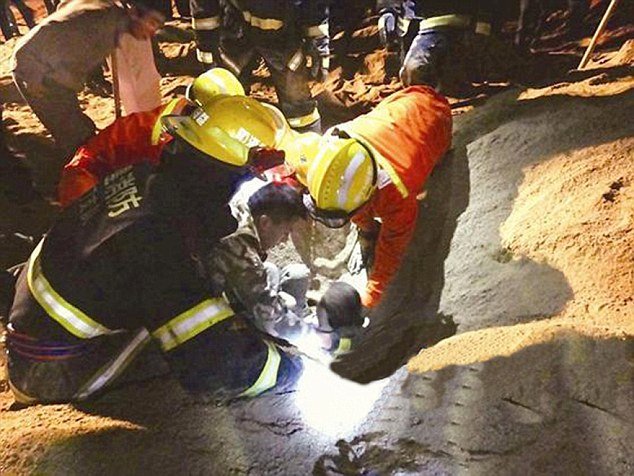 Σπαρακτικό: Πατέρας αγκαλιάζει τον 6χρονο γιο του που θάφτηκε ζωντανός ενώ έφτιαχνε πύργους στην άμμο [εικόνες] | iefimerida.gr 2