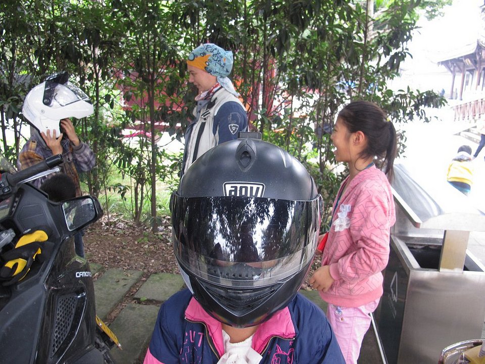 Ο γύρος της Κίνας με μηχανή σε 146 ημέρες -Το πολύχρωμο ταξίδι ενός ζευγαριού που τους έβαλε στο βιβλίο Γκίνες [εικόνες] | iefimerida.gr 4