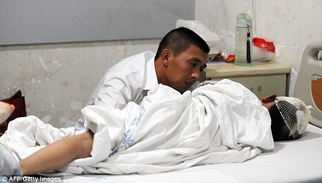 Καρέ -καρέ η συγκλονιστική στιγμή που ένας άνδρας επιτίθεται με μπαλτά σε παιδιά Δημοτικού [εικόνες&βίντεο] | iefimerida.gr 3