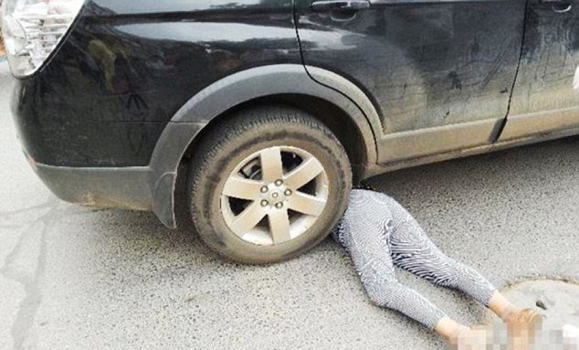 Η πιο ηλίθια απάτη: Μπήκε κάτω από τις ρόδες οχήματος, για να κατηγορήσει τον οδηγό [εικόνες] | iefimerida.gr 0